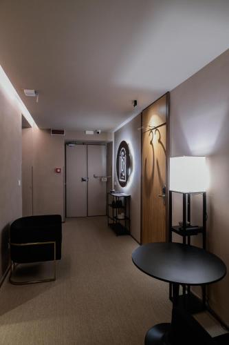 a waiting room with a table and a chair at 163 BOUTIQUE HOTEL in Rome