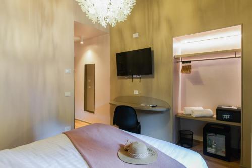 a room with a bed with a hat on it at 163 BOUTIQUE HOTEL in Rome