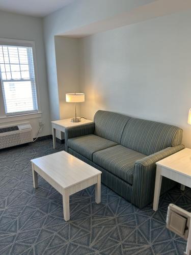 Χώρος καθιστικού στο The Admiral Hotel/Motel