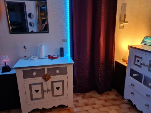 - une chambre avec une commode et une coiffeuse avec un miroir dans l'établissement Studio 4 pers 100m plage et commerces, au Cap d'Agde