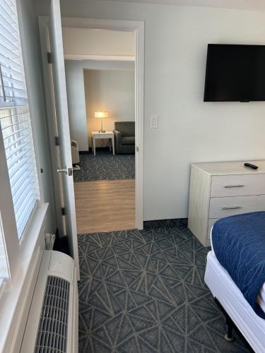 Ένα ή περισσότερα κρεβάτια σε δωμάτιο στο The Admiral Hotel/Motel