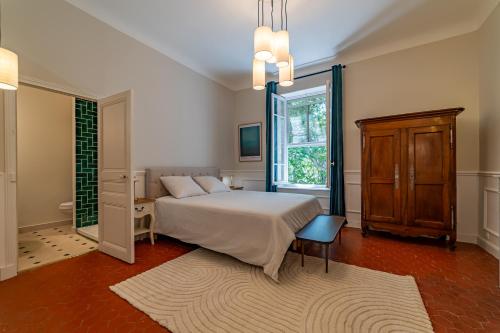une chambre avec un lit et une fenêtre dans l'établissement Villa entre Arles et les Alpilles avec piscine, à Raphèle