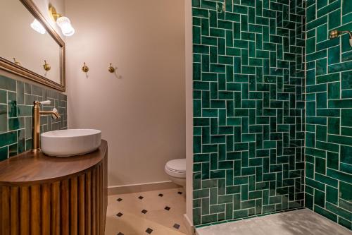 une salle de bain avec toilettes, lavabo et douche dans l'établissement Villa entre Arles et les Alpilles avec piscine, à Raphèle