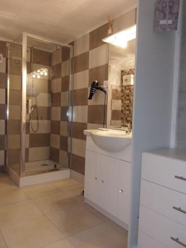 Salle de bains dans l'établissement Appartement Pont l'Abbé Entre océan et campagne