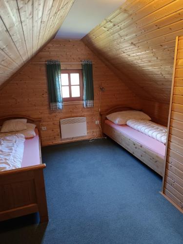 Una cama o camas en una habitación de Chalupa pod sjezdovkou