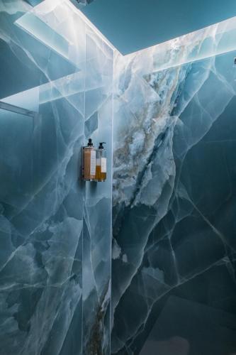 a bathroom with a wall covered in ice at 163 BOUTIQUE HOTEL in Rome