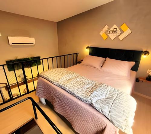 a bedroom with a bed on a balcony at Laguna Lofts in Poços de Caldas