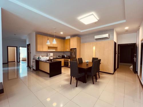 Kuchyň nebo kuchyňský kout v ubytování Imperial Grand Suite Apartment Kuching