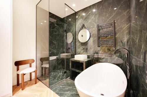 une salle de bain avec toilettes, douche et lavabo dans l'établissement Amazing appartement - 3BR-10P - Saint Germain, à Paris