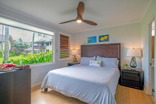 Ένα ή περισσότερα κρεβάτια σε δωμάτιο στο Hanalei Colony Resort C2