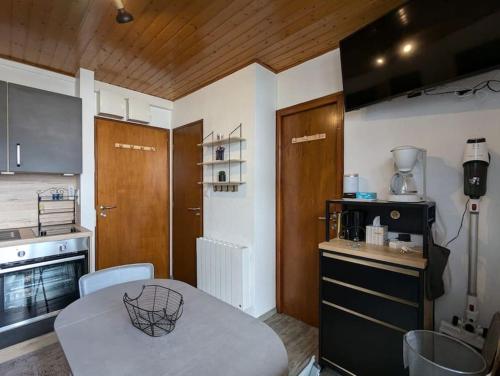 une petite cuisine avec une table dans une pièce dans l'établissement Appartement Ruby, à La Bresse