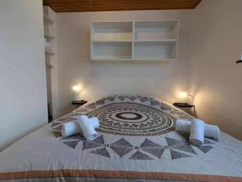 une chambre avec un grand lit avec un mandala dessus dans l'établissement Appartement Ruby, à La Bresse