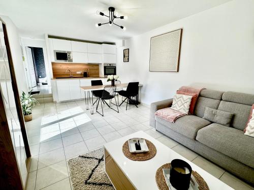 un salon avec un canapé et une table dans l'établissement Le Cubry : Appart hyper-centre avec une place de parking, à Épernay