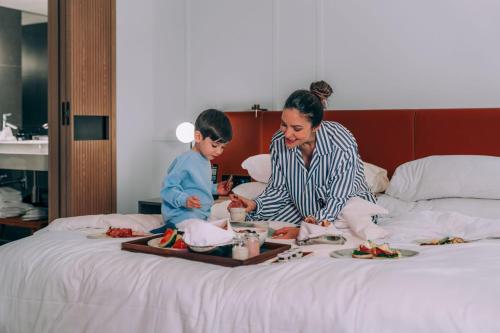 Postel nebo postele na pokoji v ubytování Munich Marriott Hotel City West