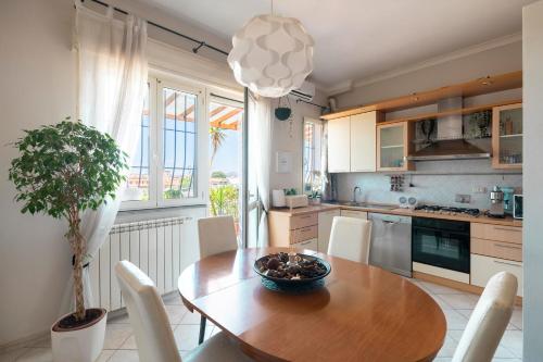 a kitchen with a table with a bowl of fruit on it at Casa Italia Hospitality in Lunghezza