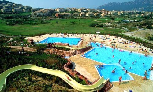  Elle offre une vue aérienne sur une grande piscine. dans l'établissement Le Belvédère-Cap Estérel-Var, à Saint-Raphaël