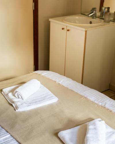 Una cama o camas en una habitación de B&B La Ferme de l'Hosté
