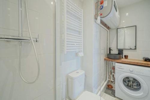 La salle de bains est pourvue de toilettes et d'un lave-linge. dans l'établissement Doorman - NEW Audonien Modern 1BR Quick to Paris, à Saint-Ouen