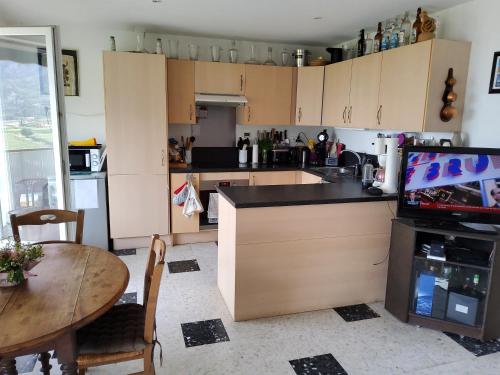 Il comprend une cuisine avec une table et une télévision. dans l'établissement le lavande, à Cassis