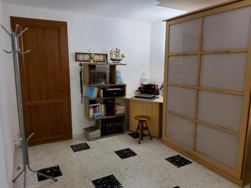 Cette chambre comprend un placard avec un bureau et une porte. dans l'établissement le lavande, à Cassis