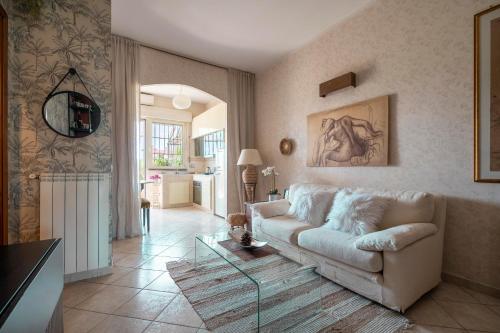 a living room with a couch and a glass table at Casa Italia Hospitality in Lunghezza