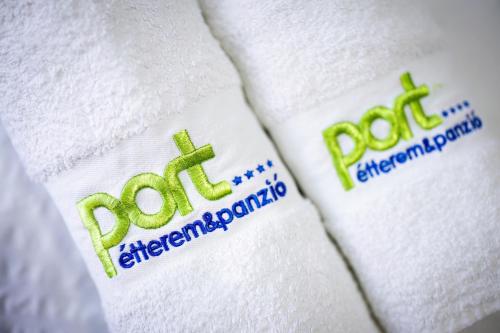 Certifikát, hodnocení, plakát nebo jiný dokument vystavený v ubytování Port étterem&panzió