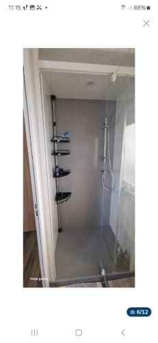 une chambre avec une étagère de verres à vin dans l'établissement Chez Gill & Clo, à Saint-Julien-en-Born