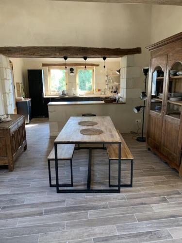 - une cuisine avec une table en bois dans une chambre dans l'établissement Charmante maison en Touraine, entre champs et châteaux, à Razines
