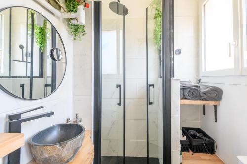 une salle de bain avec un lavabo et un miroir dans l'établissement LA PERLE, Studio 50 m de la PLAGE , parking, clim, Rivage Privilège, à La Seyne-sur-Mer