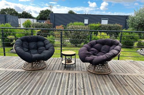 deux chaises assises sur une terrasse avec une table dans l'établissement Cottage in Premium residence in Sainte-Foy, à Sainte-Foy