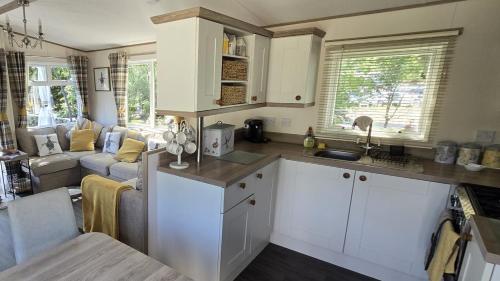 Η κουζίνα ή μικρή κουζίνα στο Luxury Lakeside Caravan with hottub and private fishing peg, Tattershall Lakes