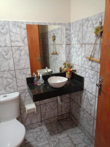 アウト・パライーゾ・デ・ゴイアスにあるPousada Praça do Bambuの洗面台とトイレ付きのバスルーム