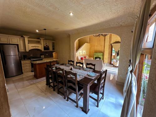 una cucina con un tavolo e sedie in una stanza di Casa de Lujo en Antigua Guatemala, Centro Turístico a Ciudad Vieja