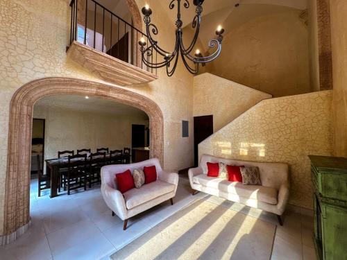 un soggiorno con 2 divani e una sala da pranzo di Casa de Lujo en Antigua Guatemala, Centro Turístico a Ciudad Vieja