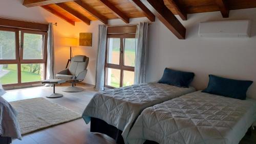 a bedroom with a bed and a large window at Val de ver in Pol