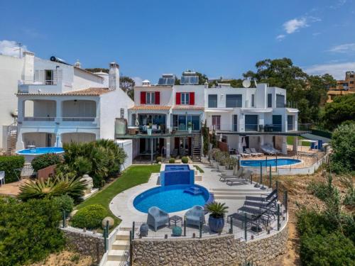 una vista aerea di una casa con piscina di Luxurious BEACHFRONT VILLA de la PLAGE with private beach acces ad Albufeira