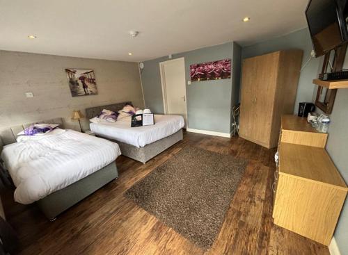 a hotel room with two beds in a room at Stay and Relax at The Yew Tree in Manuden