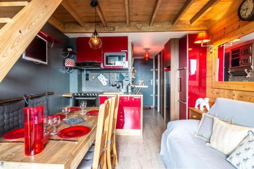 una cucina con un tavolo di legno in una stanza di Slow Chalet MtBlanc Soleil Ski-inout Nice View Balcony Elevator Parking a Manigod