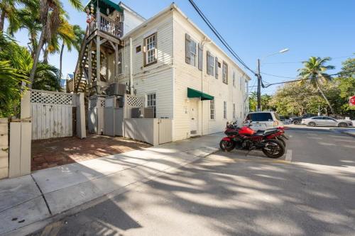 キーウェストにあるCommodore's Coveの家の前に停められた赤い二輪車