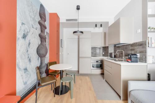 une cuisine avec une table et des chaises dans une pièce dans l'établissement Magnifique Appartement Paris XVIIe-Tout équipé!, à Paris