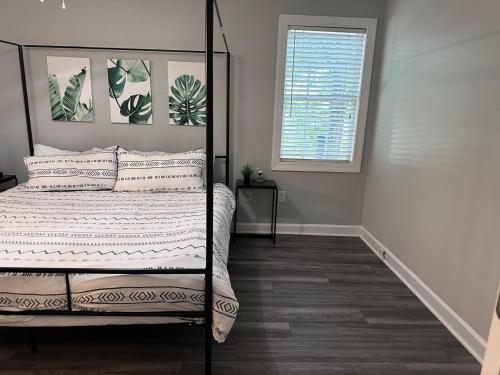 Ένα ή περισσότερα κρεβάτια σε δωμάτιο στο Simple Elegant Townhouse DT Raleigh NCSU