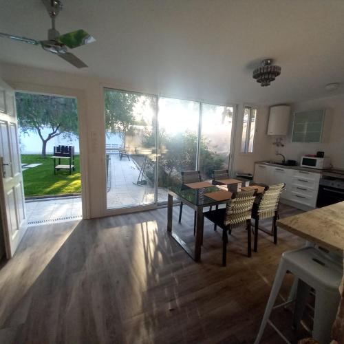 a kitchen and dining room with a table and chairs at Habitalento in El Campello