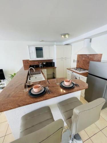 une cuisine avec un plan de travail avec deux bols et assiettes dans l'établissement Le Duplex - Hyper Centre-Ville - 6 voyageurs, au Mans