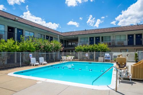 a swimming pool in front of a building at Motel 6-Sandston, VA - Richmond, Va in Sandston