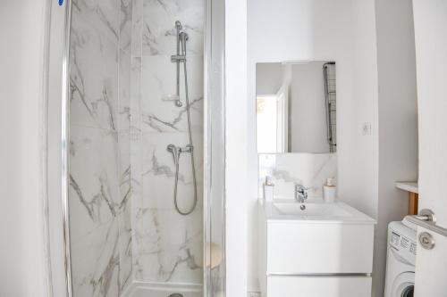 une salle de bain avec douche et lavabo dans l'établissement Le Caylus - Au coeur du Panier proche Vieux-Port, à Marseille