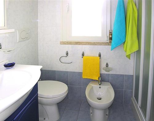 比比翁的住宿－Appartamenti Casa Del Mare，浴室配有白色卫生间和盥洗盆。
