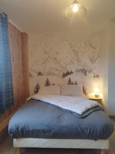 - une chambre avec un lit orné d'une fresque murale représentant la montagne dans l'établissement Peisey Vallandry, L'appartement au pied des pistes, à Landry