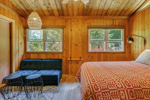 Katil atau katil-katil dalam bilik di High Falls Restorative Cabin in the Woods!