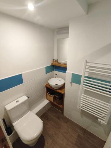 une salle de bain avec des toilettes blanches et un lavabo dans l'établissement Peisey Vallandry, L'appartement au pied des pistes, à Landry