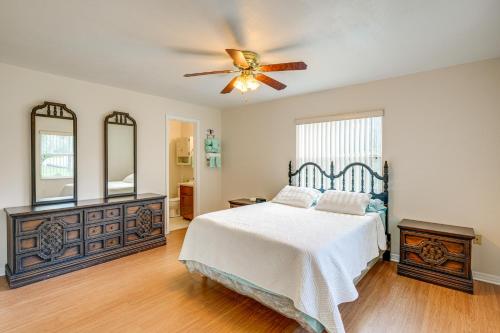 Ένα ή περισσότερα κρεβάτια σε δωμάτιο στο Welcoming Bartow Home Near Family Attractions!